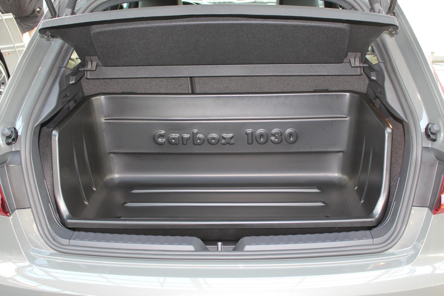 Bac de coffre Audi A1 Sportback (GB) 2018-présent 5 portes bicorps Carbox Classic YourSize 99 x 50 haute paroi