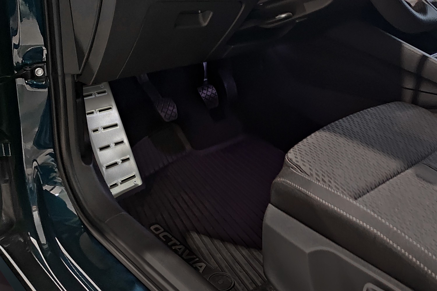 Garniture repose-pied Audi Octavia IV (NX) 2020-présent 5 portes bicorps acier inox brossé