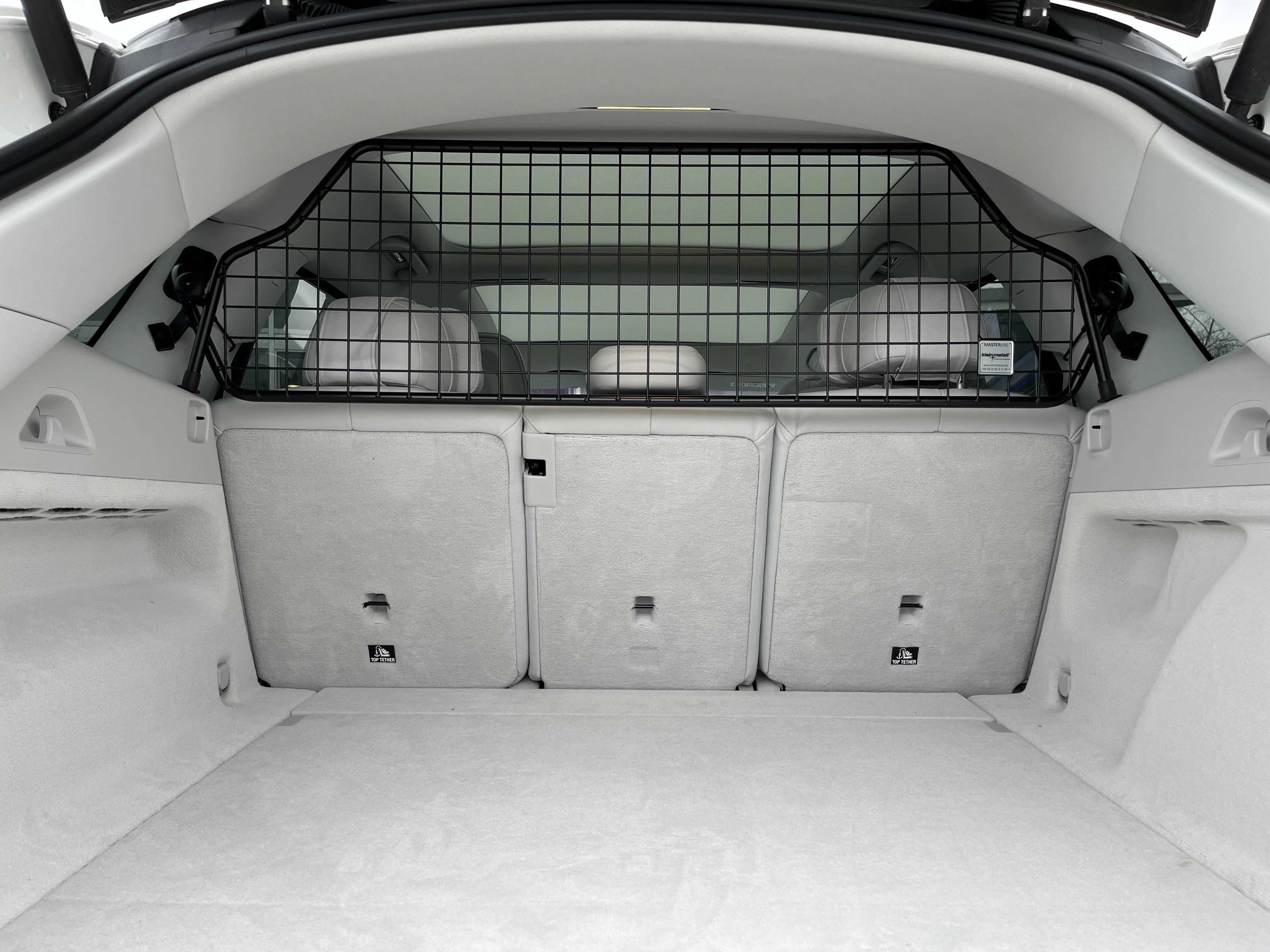 Grijze Audi A6 Avant Allroad stationwagen met zwarte Yakima RailBar dakdragers