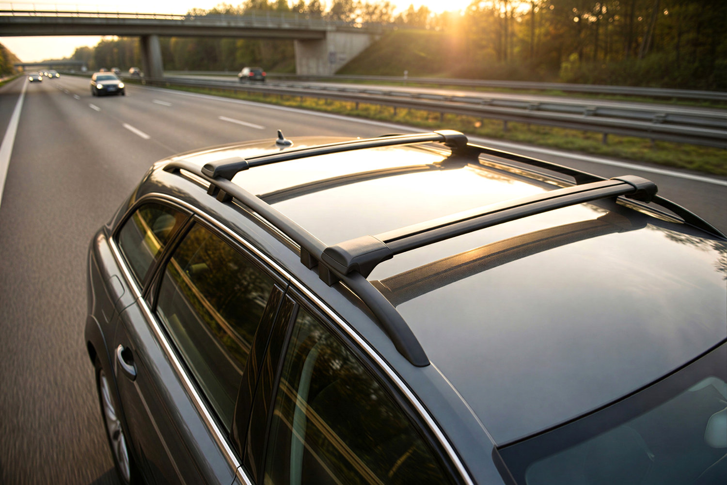 Grijze Audi A6 Avant Allroad stationwagen met zwarte Yakima RailBar dakdragers