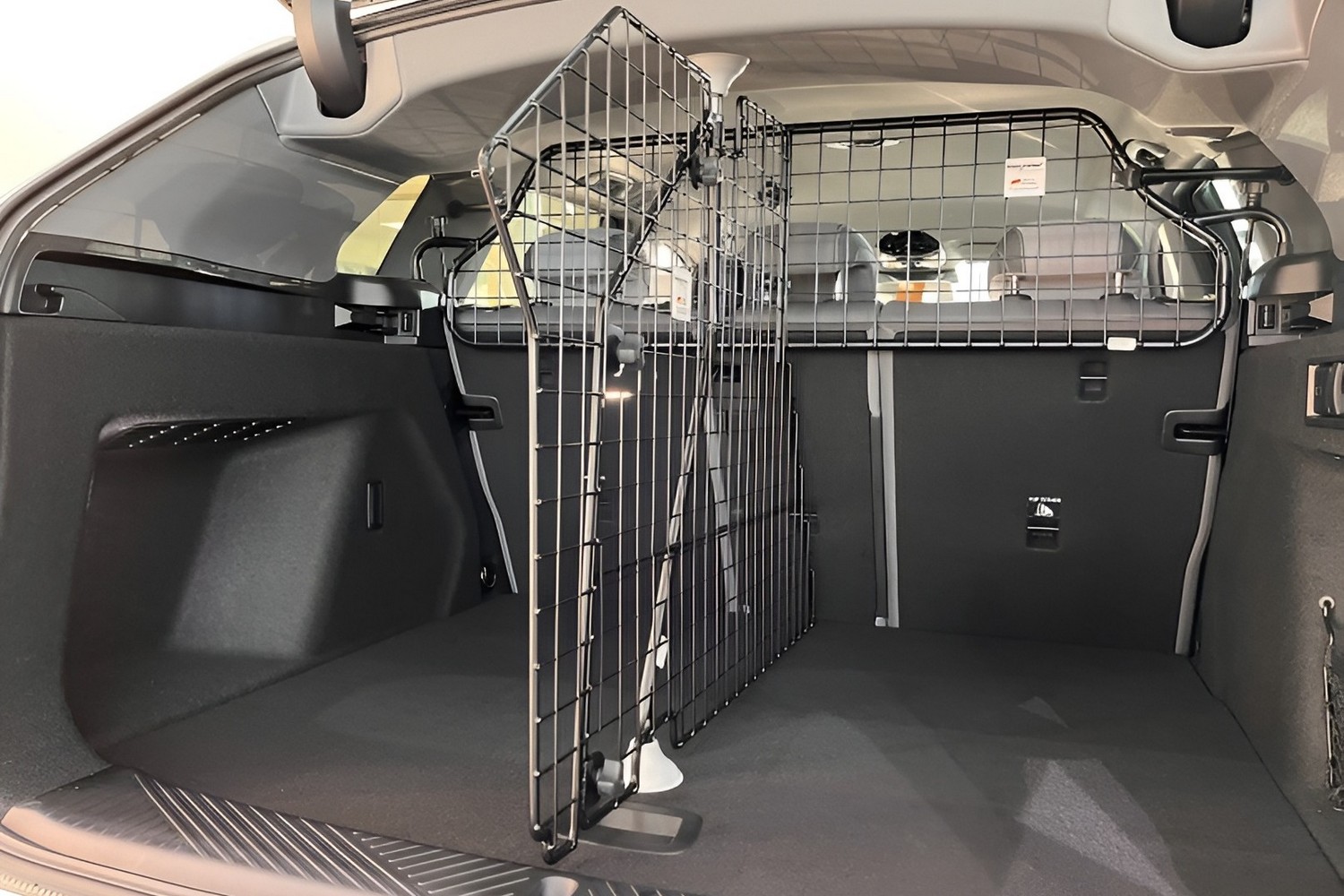 BMW 1 Serie uitgerust met aerodynamische Omega Plus dakdragers gemonteerd op vaste montagepunten, geschikt voor auto's zonder dakrails