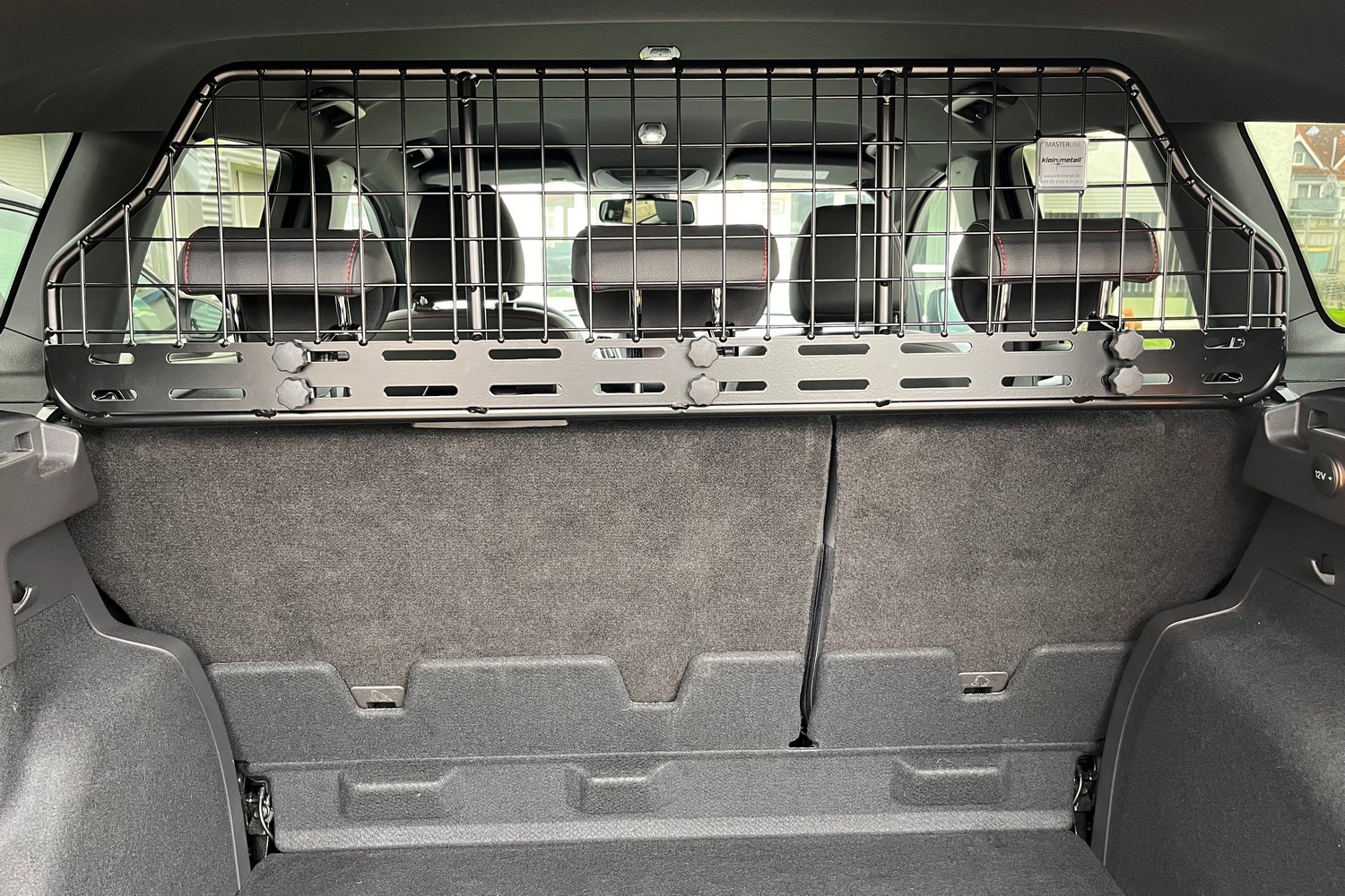 Grijze Audi A6 Avant Allroad stationwagen met zwarte Yakima RailBar dakdragers