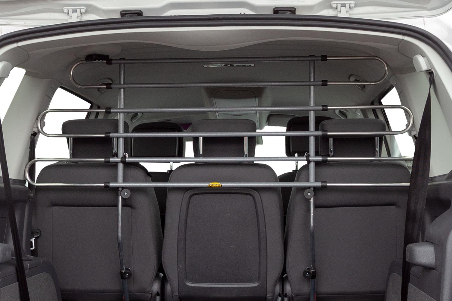 Zilveren Menabo Tiger dakdragers gemonteerd op de geïntegreerde dakrails van een Volvo EX90