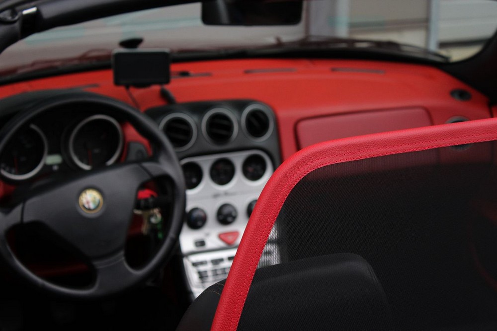 ALF2GVCD Cabriolet wind deflector Alfa Romeo Spider (916) 1995-2006 Red (4)