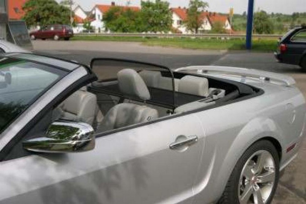 GermanTuningParts Déflecteur de vent pour Ford Mustang 6 Filet Anti-Remous Coupe avec fermeture rapide à partir du 2014 - Pliable Déflecteur dair Noir