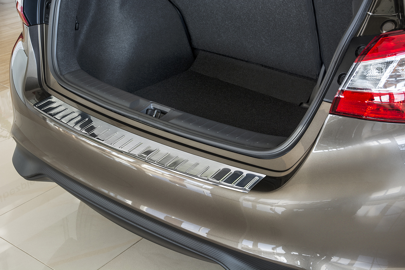 Protection de seuil de coffre convient à Nissan Pulsar (C13) 2014-2018 5 portes bicorps acier inox brossé