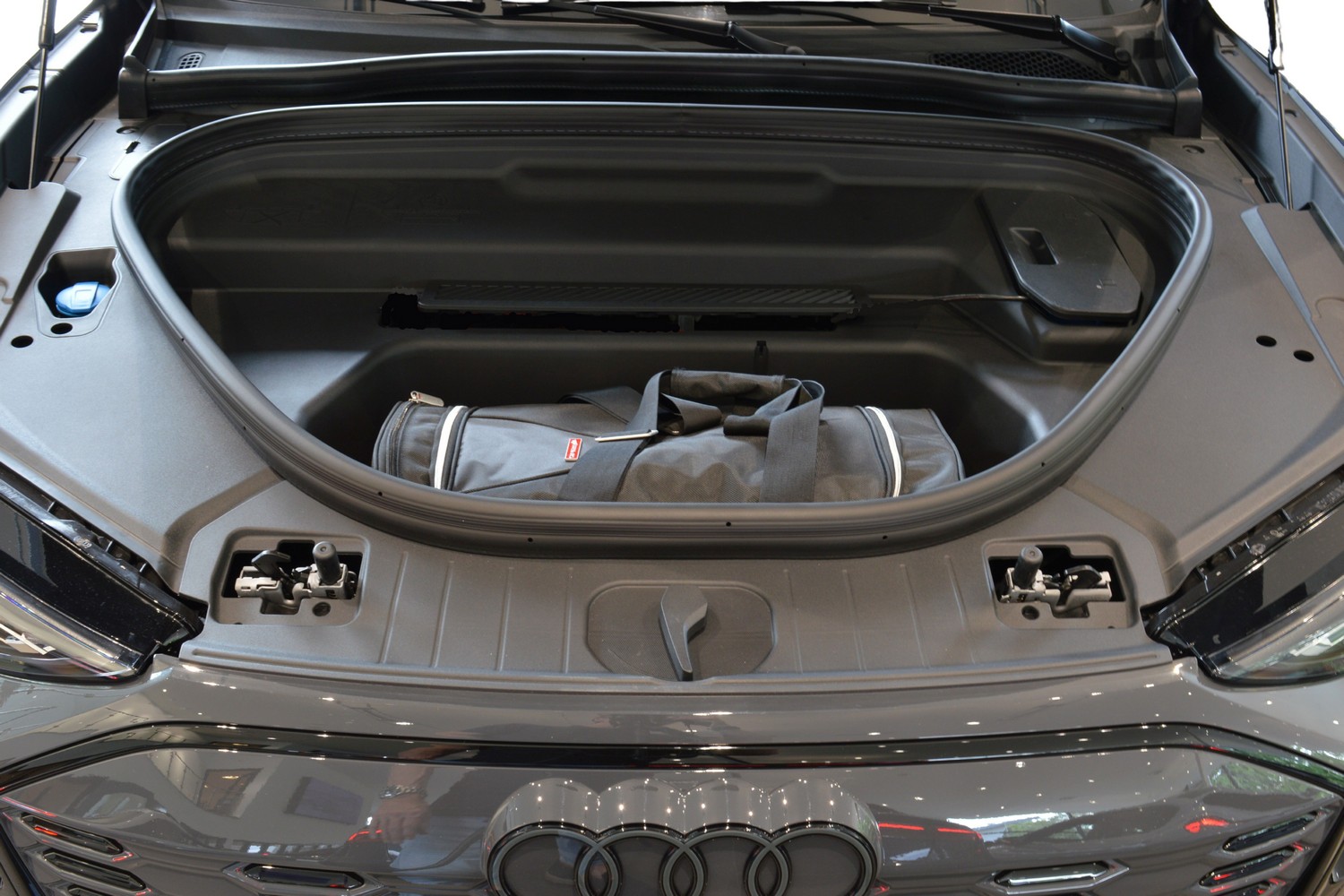 Frunk travel bag suitable for Audi Q6 Sportback e-tron (GF) 2025-present Original (2) Frunk travel bag suitable for Audi Q6 Sportback e-tron (GF) 2025-present Original (2)