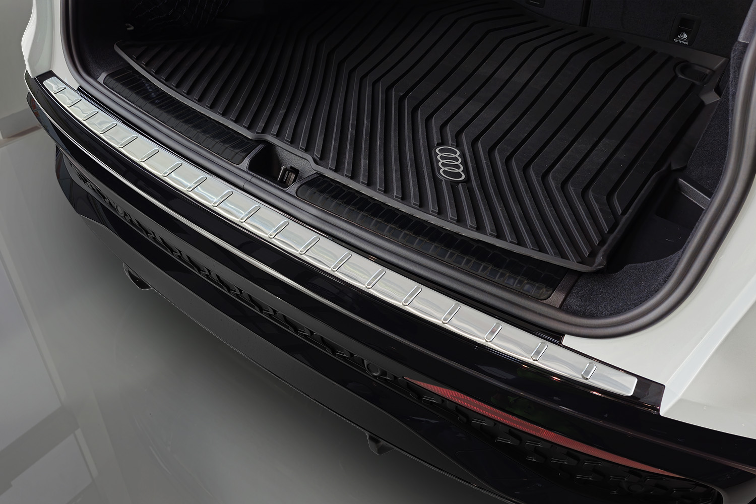 Protection de seuil de coffre convient à Audi Q5 (GU) 2024-présent acier inox brossé