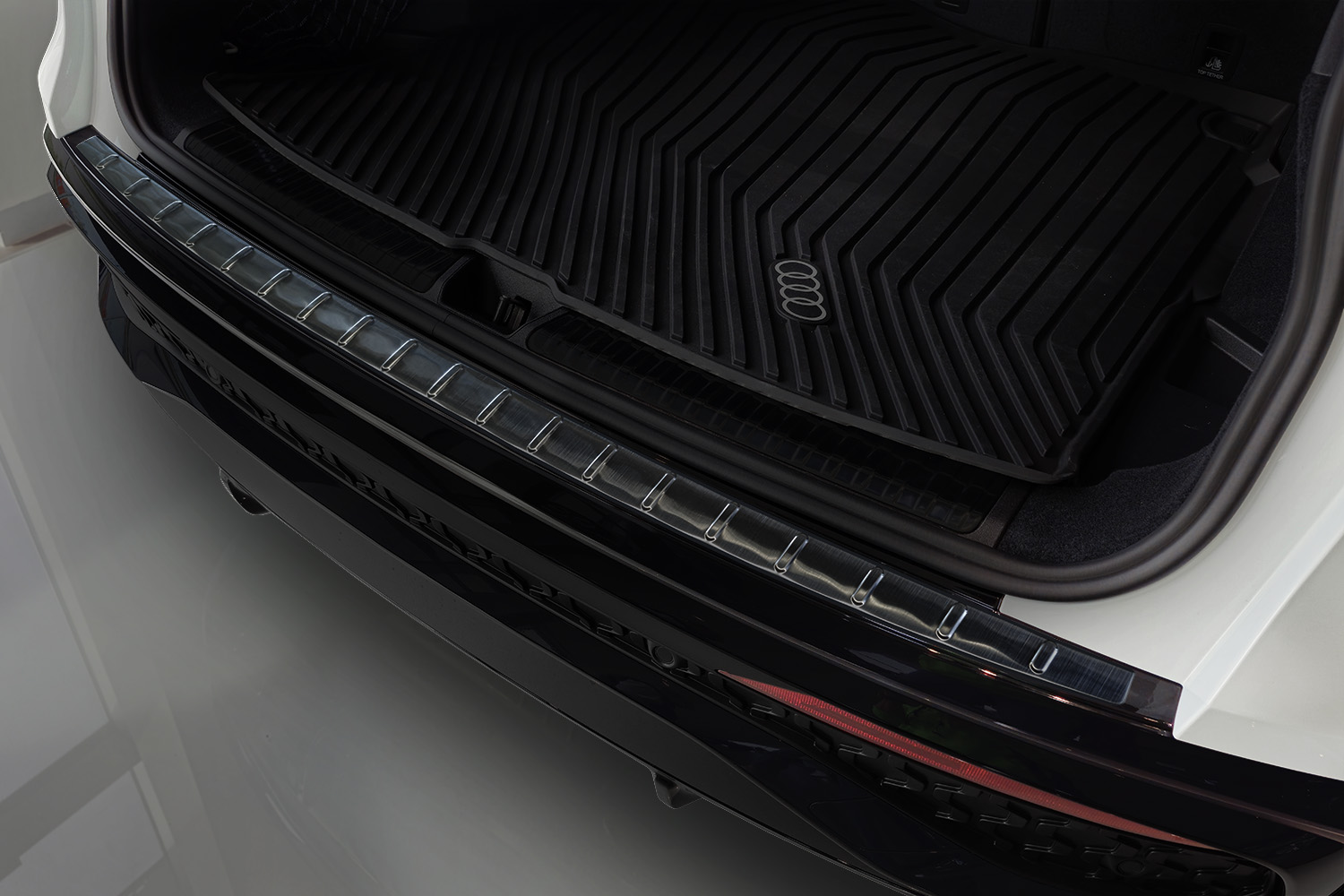 Protection de seuil de coffre convient à Audi Q5 (GU) 2024-présent acier inox brossé anthracite