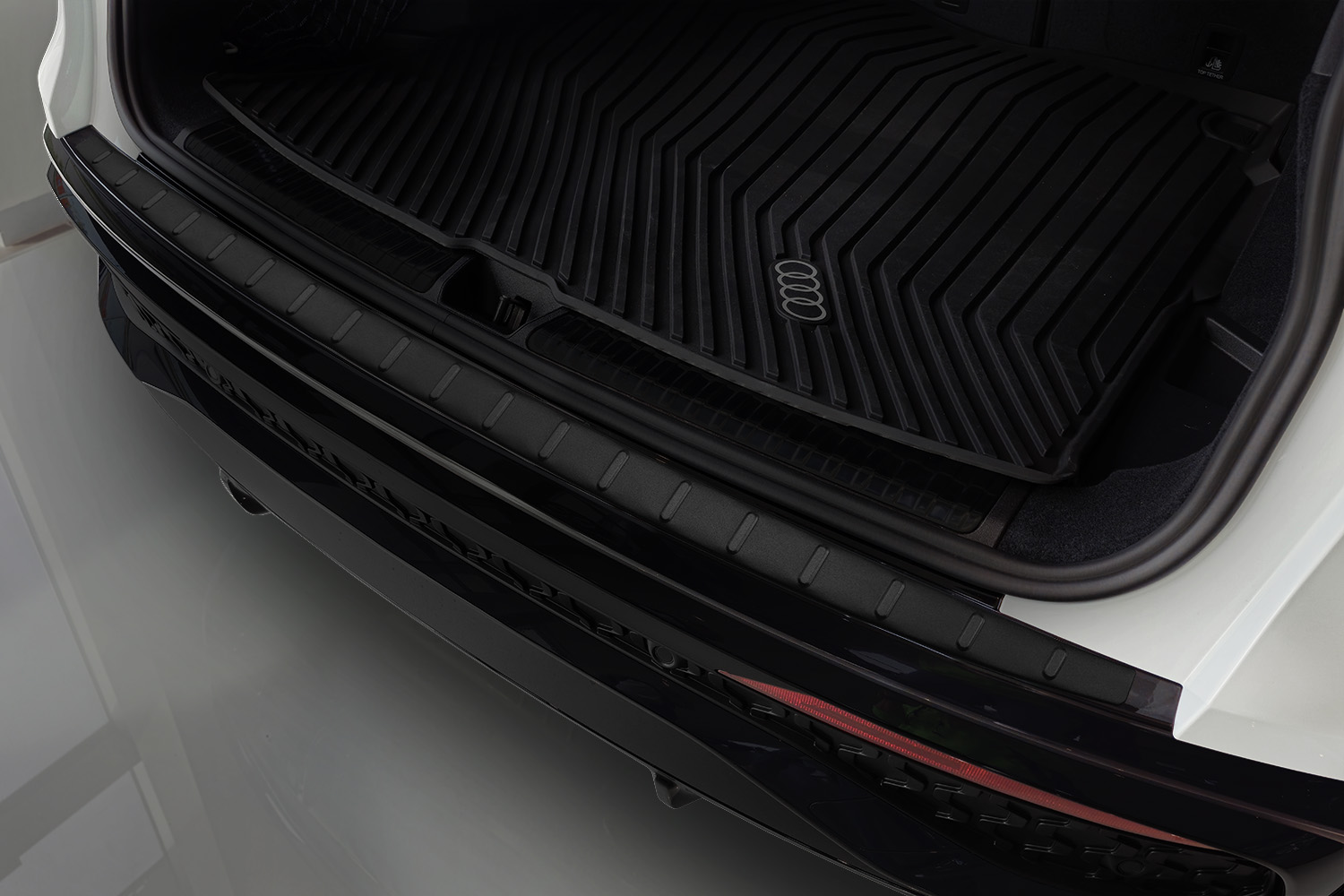 Protection de seuil de coffre convient à Audi Q5 (GU) 2024-présent acier inox noir mat