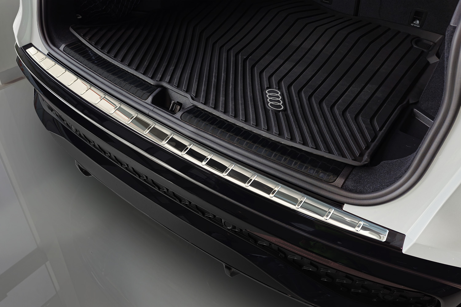 Protection de seuil de coffre convient à Audi Q5 (GU) 2024-présent acier inox anthracite