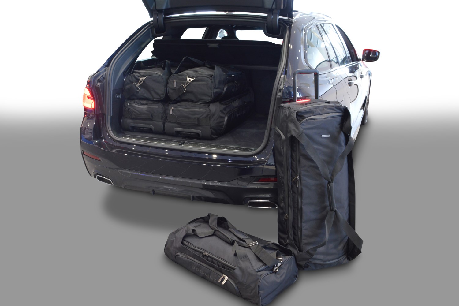 https://www.carparts-expert.com/images/stories/virtuemart/product/b13101sp-bmw-5-touring-g31-2017-car-bags-1.jpg