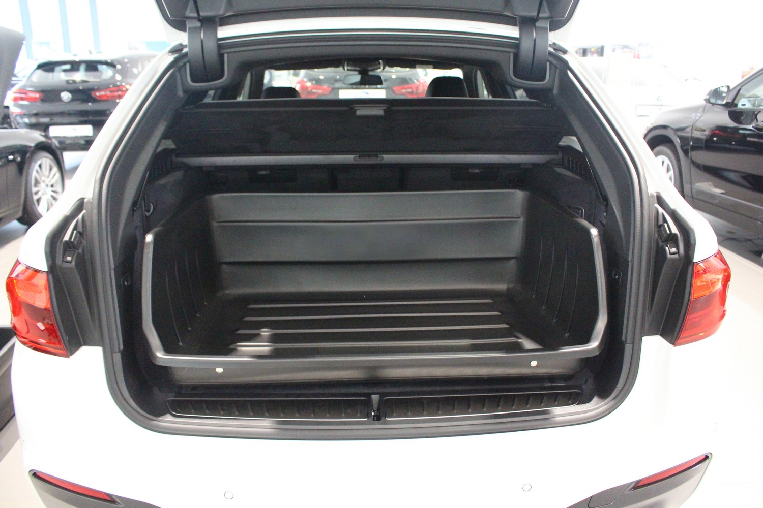 Kofferbakschaal geschikt voor BMW 5 Serie Touring (G31) 2017-2024 wagon Boot-Guard 106 x 90 x 33 cm Kofferbakschaal geschikt voor BMW 5 Serie Touring (G31) 2017-2024 wagon Boot-Guard 106 x 90 x 33 cm