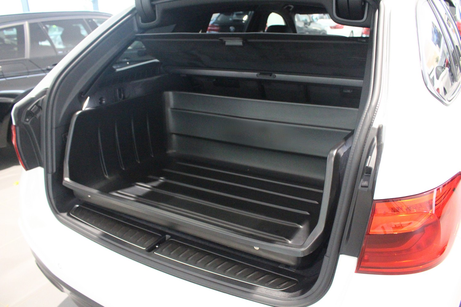 Boot liner suitable for BMW 5 Series Touring (G31) 2017-2024 wagon Boot-Guard 106 x 90 x 33 cm (BMW105SBG) (3) Boot liner suitable for BMW 5 Series Touring (G31) 2017-2024 wagon Boot-Guard 106 x 90 x 33 cm (BMW105SBG) (3)