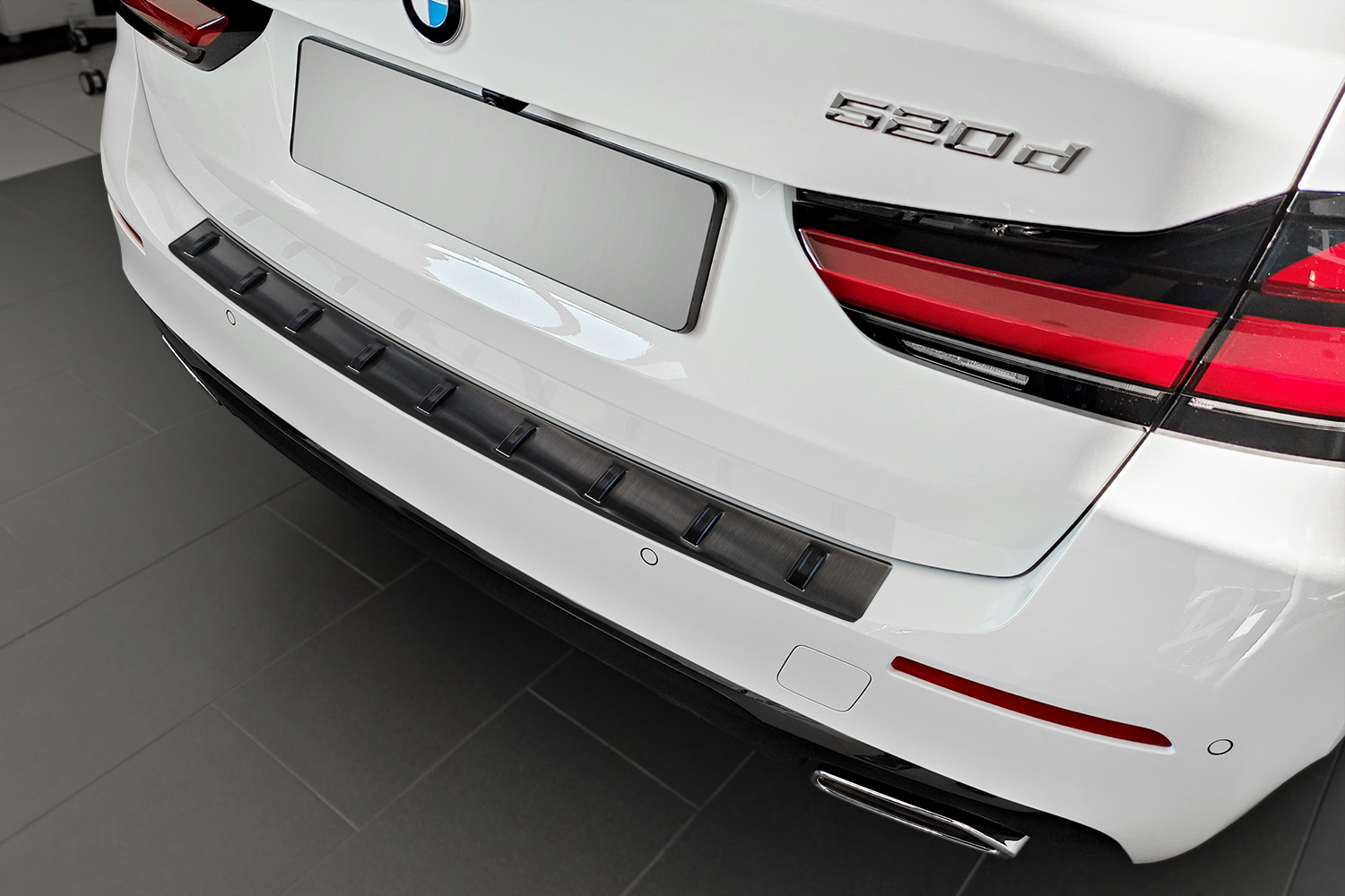 Rear bumper protector BMW 5 Series Touring (G31) 2020-2024 wagon stainless steel brushed anthracite - Strong (3) Rear bumper protector BMW 5 Series Touring (G31) 2020-2024 wagon stainless steel brushed anthracite - Strong (3)