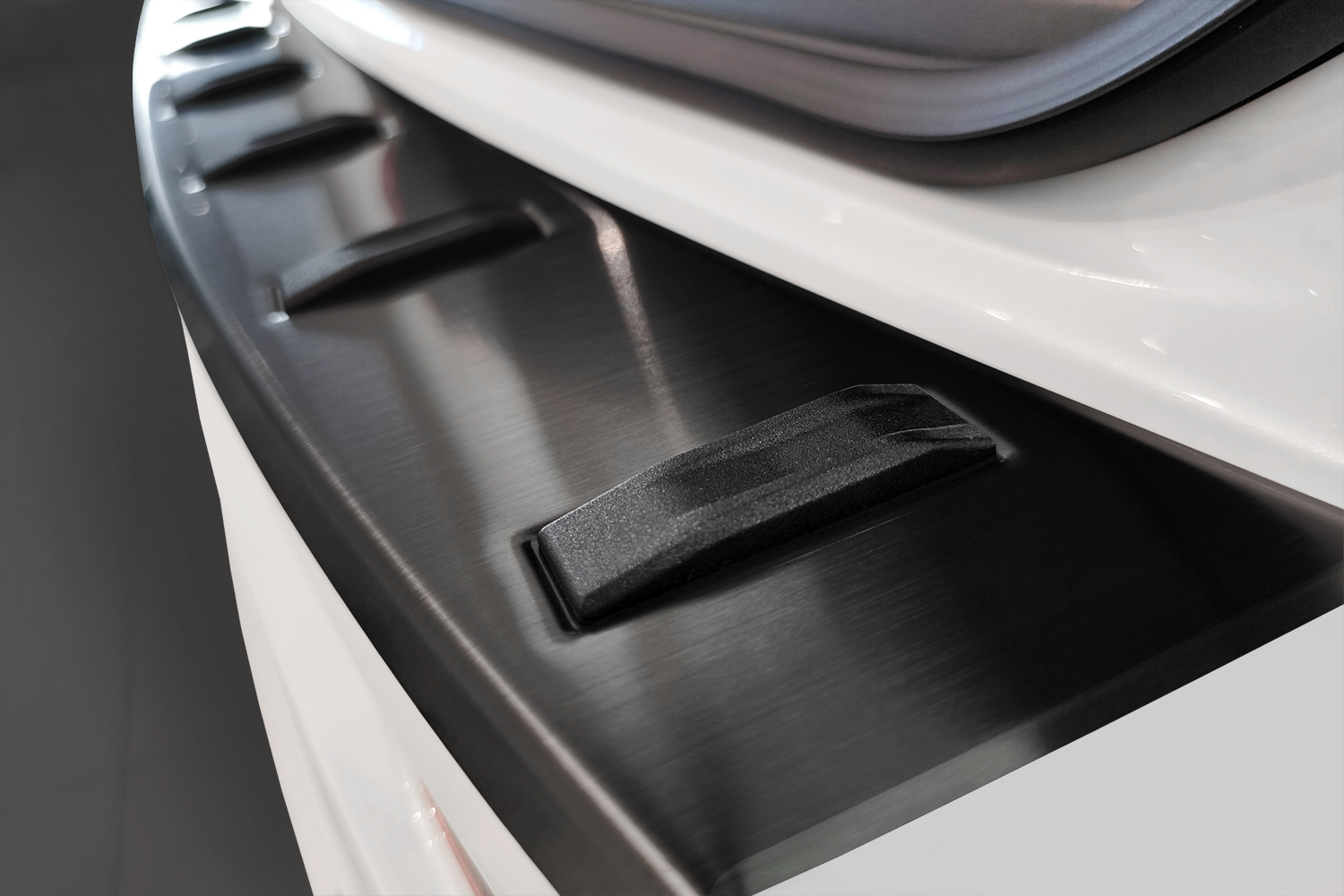 Rear bumper protector BMW 5 Series Touring (G31) 2020-2024 wagon stainless steel brushed anthracite - Strong (4) Rear bumper protector BMW 5 Series Touring (G31) 2020-2024 wagon stainless steel brushed anthracite - Strong (4)