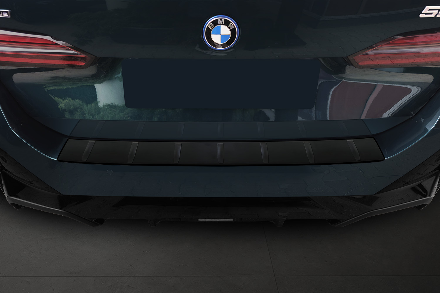 Rear bumper protector suitable for BMW 5 Series Touring (G61) 2024-present wagon stainless steel matt black (4) Rear bumper protector suitable for BMW 5 Series Touring (G61) 2024-present wagon stainless steel matt black (4)