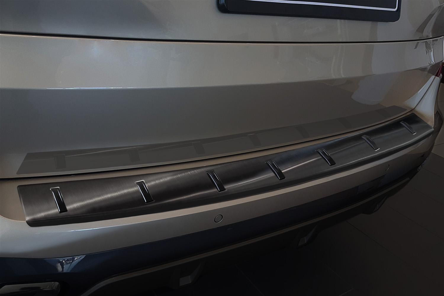 Protection de seuil de coffre BMW X5 (G05) 2018-présent acier inox brossé anthracite - Strong