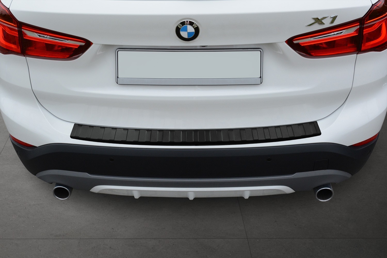 Feu arrière de couvercle de coffre ( coté au choix) pour BMW X1 F48 Choisir  le côté Conducteur (côté gauche)