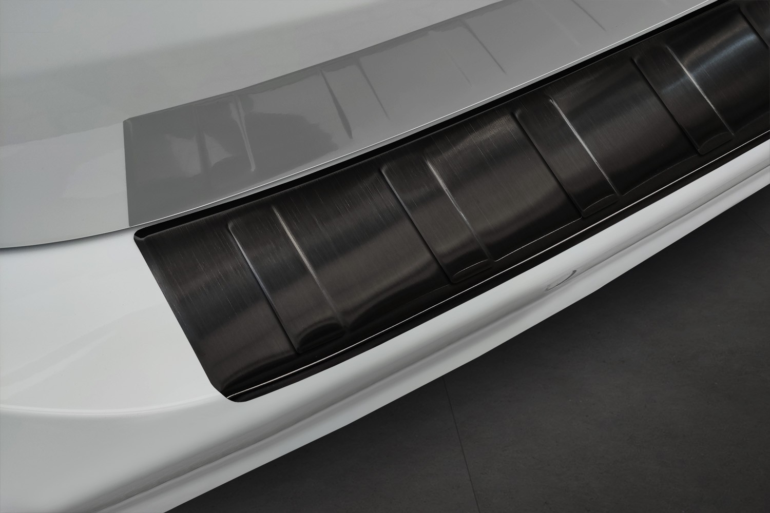 Ladekantenschutz Folie Carbon Optik Schwarz gegen Kratzer Macken  Beschädigungen passgenau zugeschnitten für BMW 3er Touring G21 ab 2019