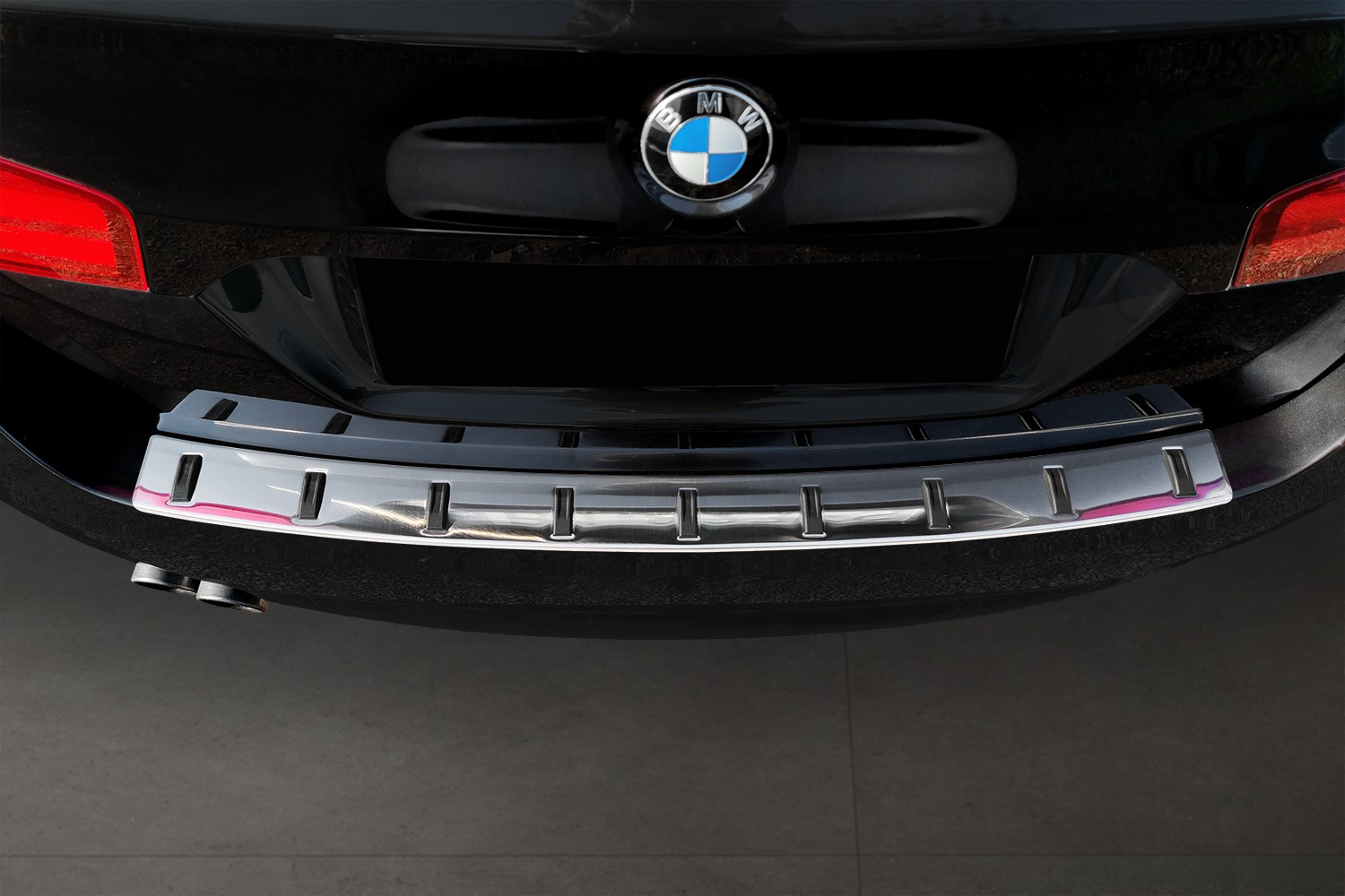 Rear bumper protector suitable for BMW 5 Series Touring (F11) 2010-2017 wagon stainless steel brushed - Strong