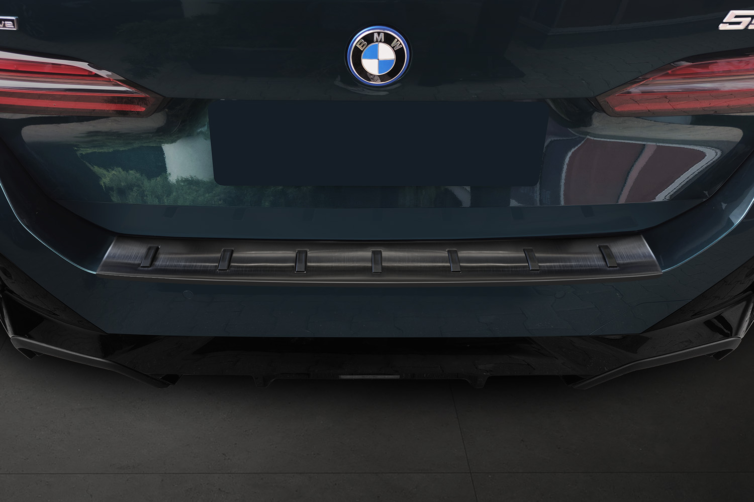 Rear bumper protector suitable for BMW 5 Series Touring (G61) 2024-present wagon stainless steel brushed anthracite - Strong (4) Rear bumper protector suitable for BMW 5 Series Touring (G61) 2024-present wagon stainless steel brushed anthracite - Strong (4)