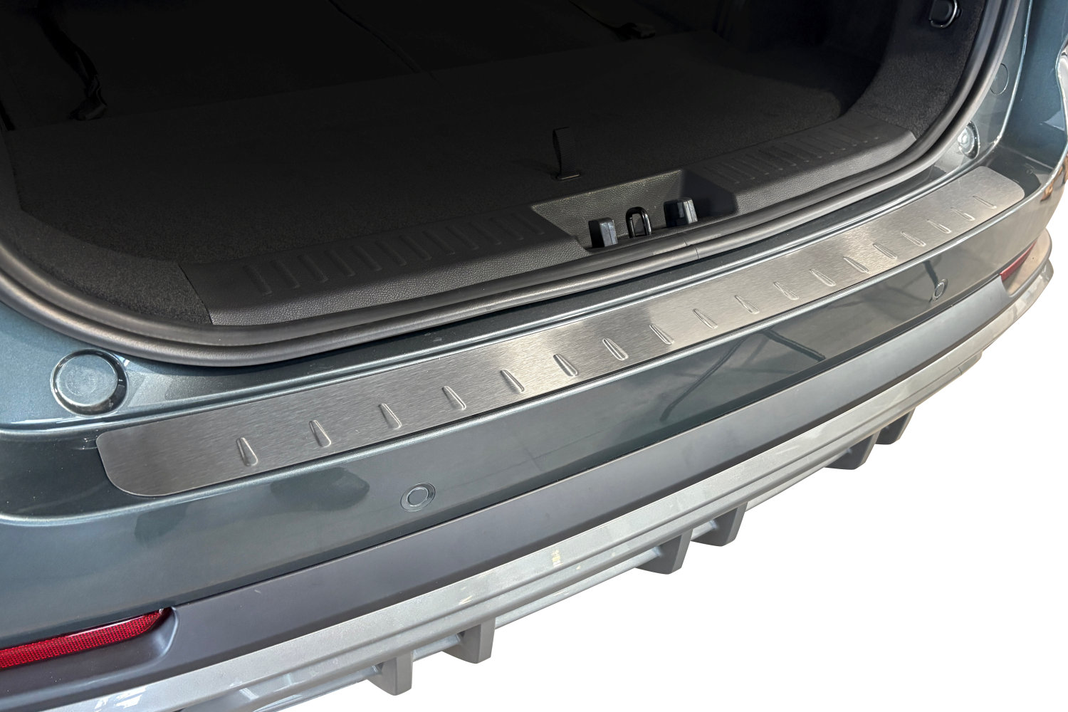 Rear bumper protector suitable for Chery Tiggo 8 2025-present stainless steel brushed (2)