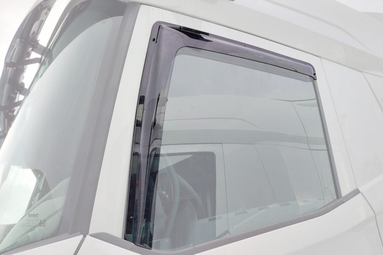Zijwindschermen geschikt voor Volvo FM II 2001-2013 voorportieren ClimAir - smoke grey