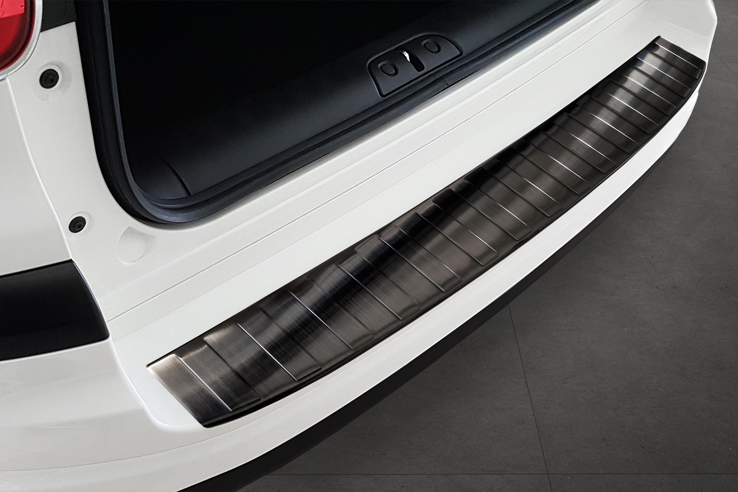 Protection de seuil de coffre convient à Fiat 500L 2018-2022 acier inox brossé anthracite