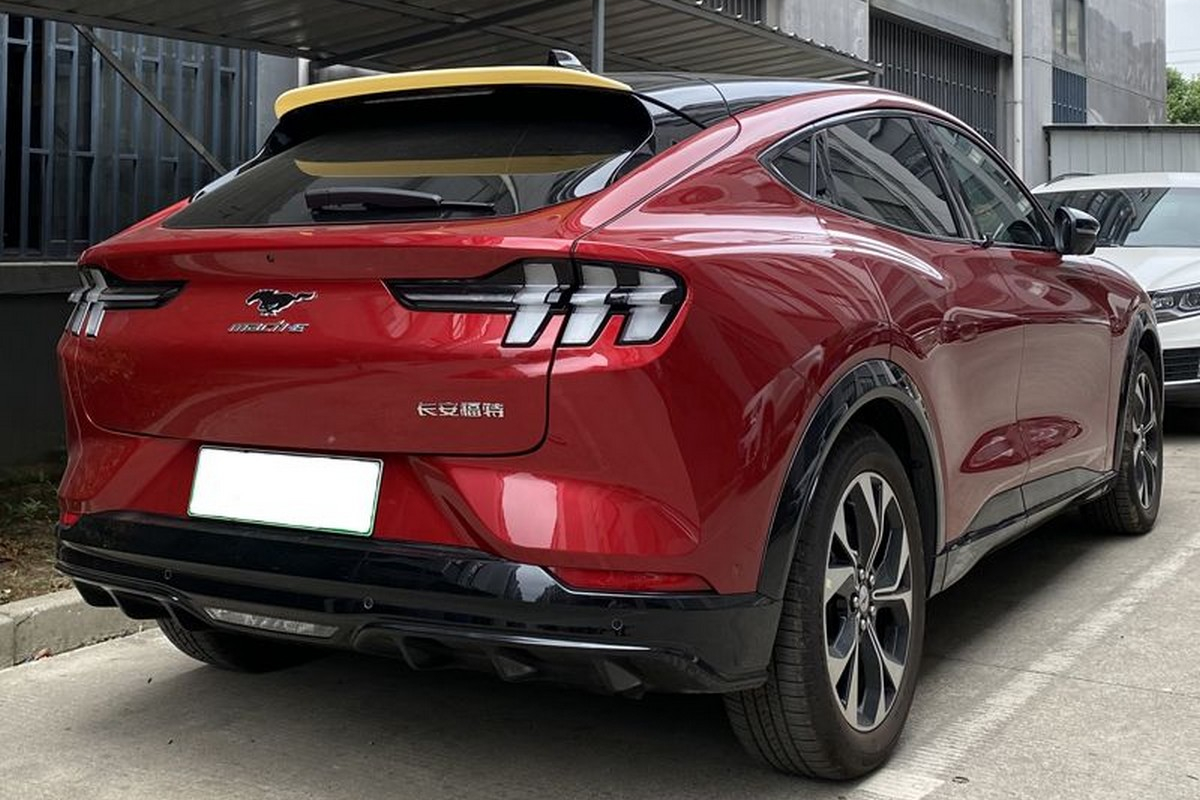Roof spoiler Ford Mustang Mach-E 2021-present ABS piano black (2)
