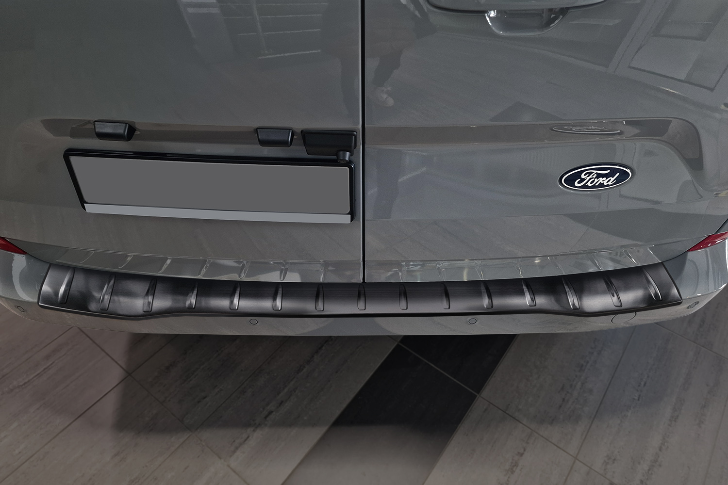 Rear bumper protector Ford Transit Custom II 2023-present stainless steel brushed anthracite (2)