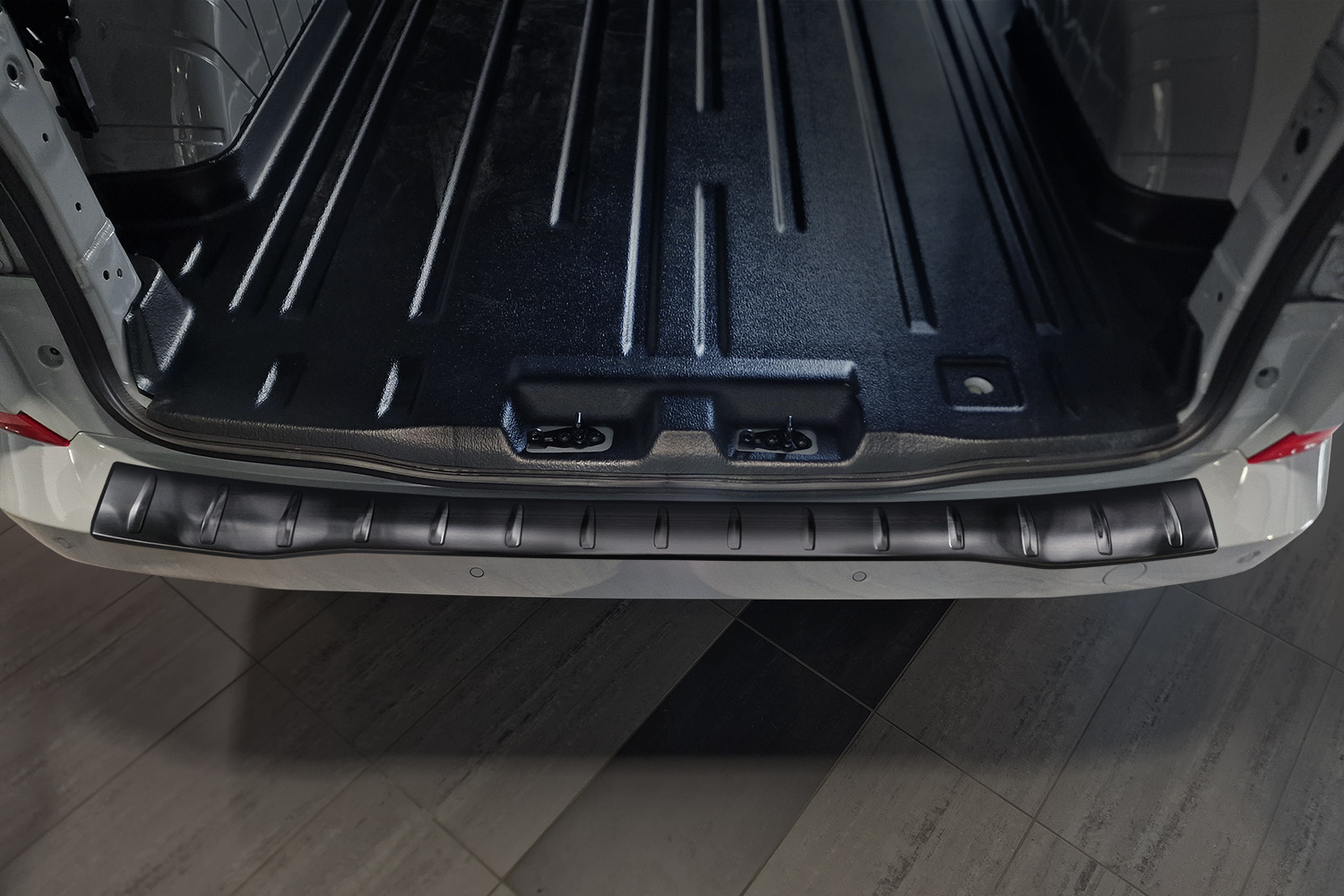 Rear bumper protector Ford Transit Custom II 2023-present stainless steel brushed anthracite (4)
