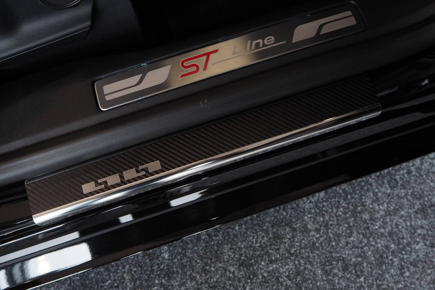 Door sill plates Ford Kuga III 2019-present stainless steel - carbon foil