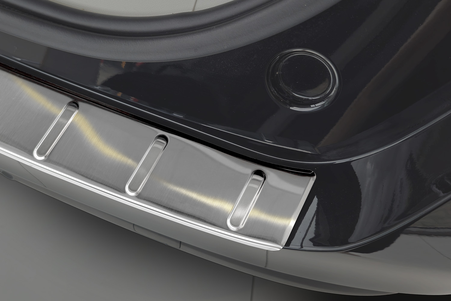 Rear bumper protector suitable for Forthing U-Tour 2022-present stainless steel brushed (3)