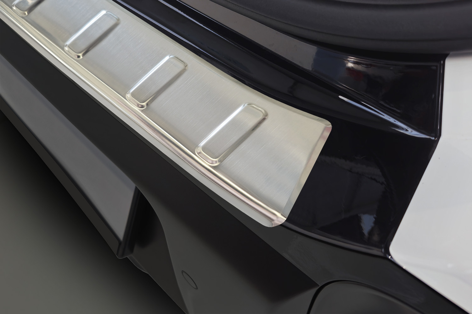 Rear bumper protector suitable for Hyundai Inster (AX1 EV) 2024-present 5-door hatchback stainless steel brushed (4) Rear bumper protector suitable for Hyundai Inster (AX1 EV) 2024-present 5-door hatchback stainless steel brushed (4)