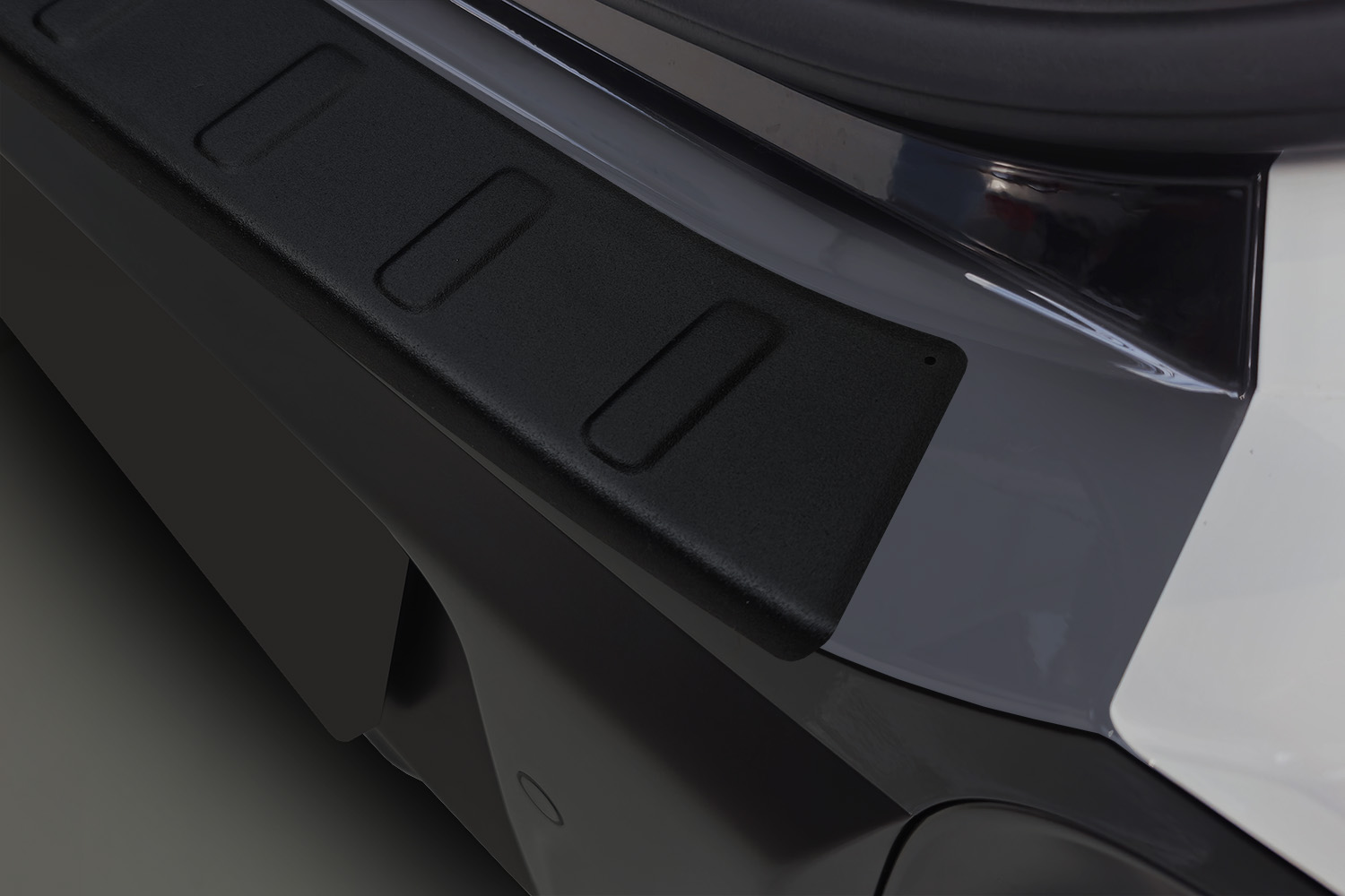 Rear bumper protector suitable for Hyundai Inster (AX1 EV) 2024-present 5-door hatchback stainless steel matt black (4) Rear bumper protector suitable for Hyundai Inster (AX1 EV) 2024-present 5-door hatchback stainless steel matt black (4)