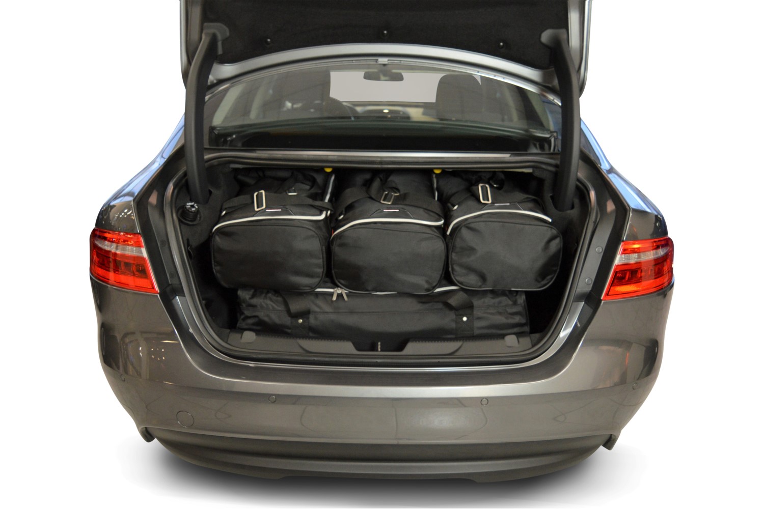 Jaguar xe объем багажника