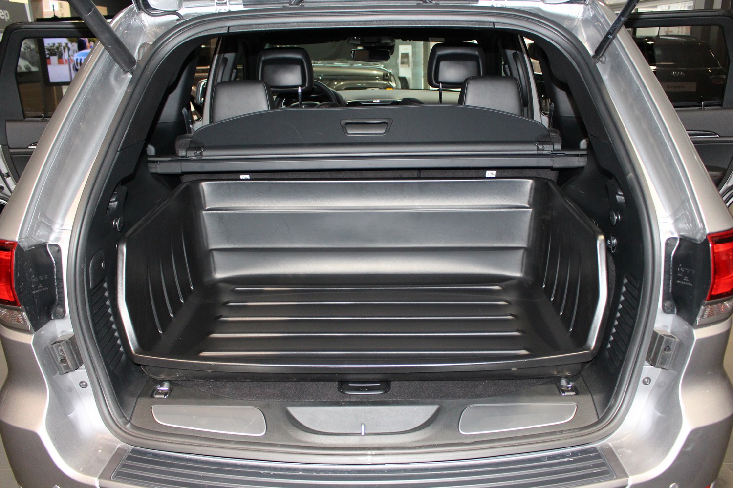Kofferbakschaal geschikt voor Jeep Grand Cherokee IV (WK2) 2010-2021 Boot-Guard 113 x 80 x 33 cm Kofferbakschaal geschikt voor Jeep Grand Cherokee IV (WK2) 2010-2021 Boot-Guard 113 x 80 x 33 cm