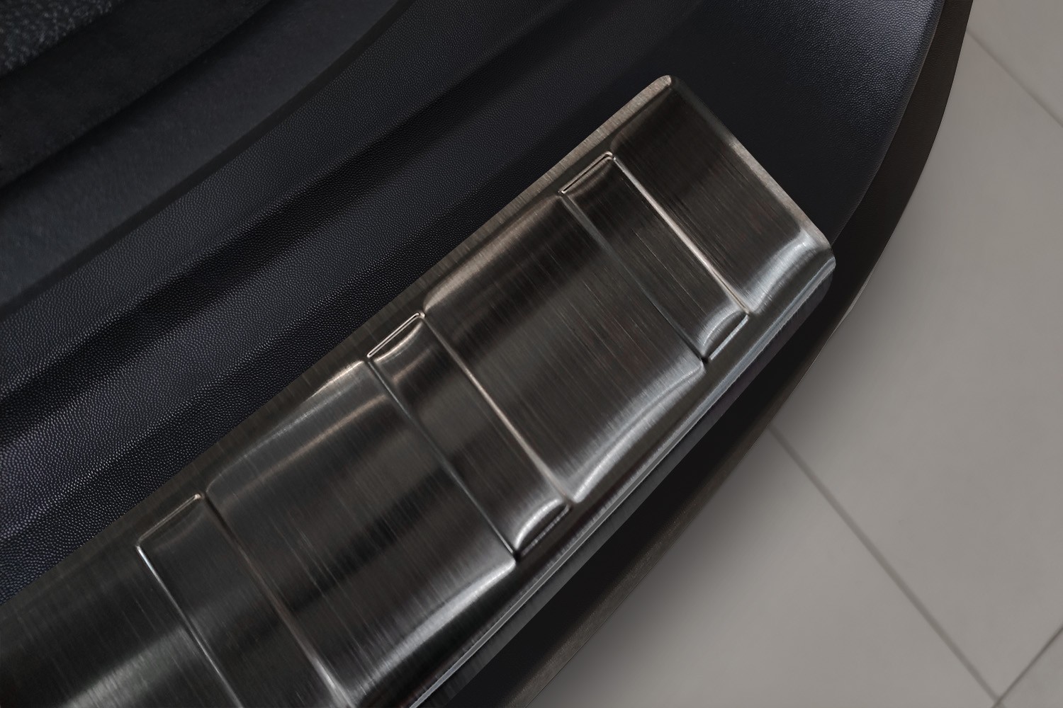 Rear bumper protector Kia Sportage V (NQ5) 2021-present stainless steel anthracite (2)