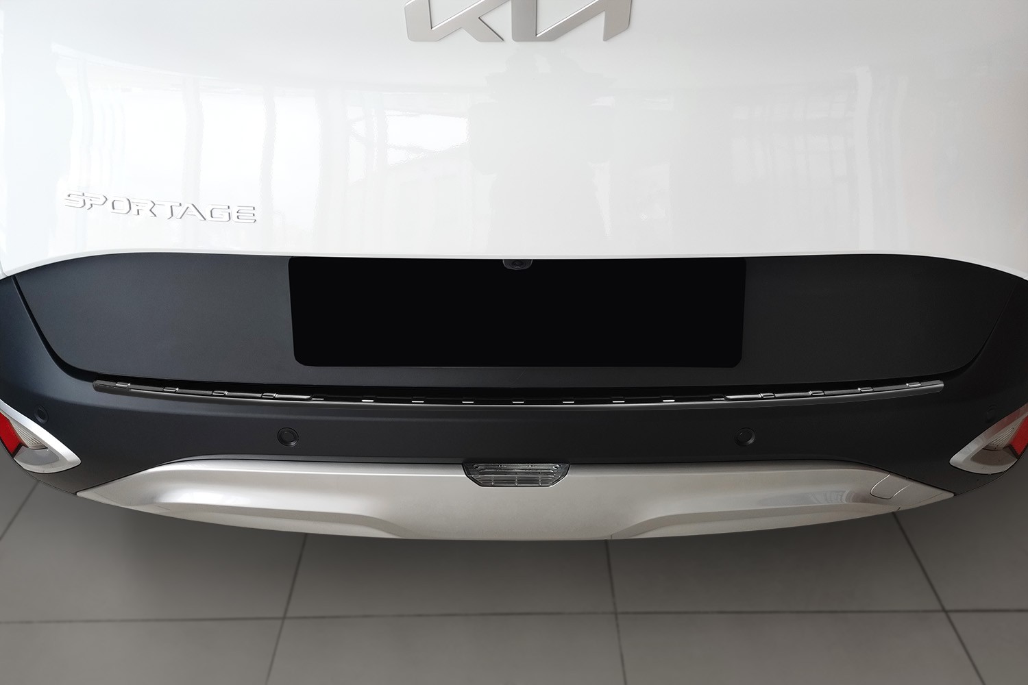 Rear bumper protector Kia Sportage V (NQ5) 2021-present stainless steel anthracite (4)