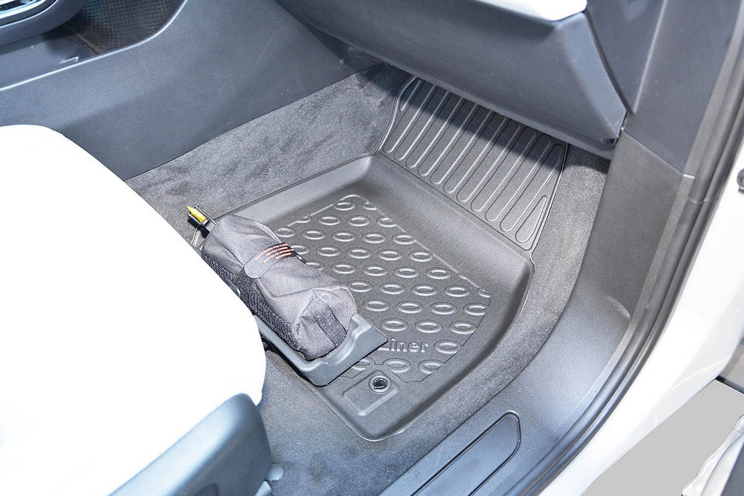 Car mats suitable for Range Rover Evoque (L551) 2018-present Cool Liner PE/TPE rubber (LRO1EVFM-C) (3)