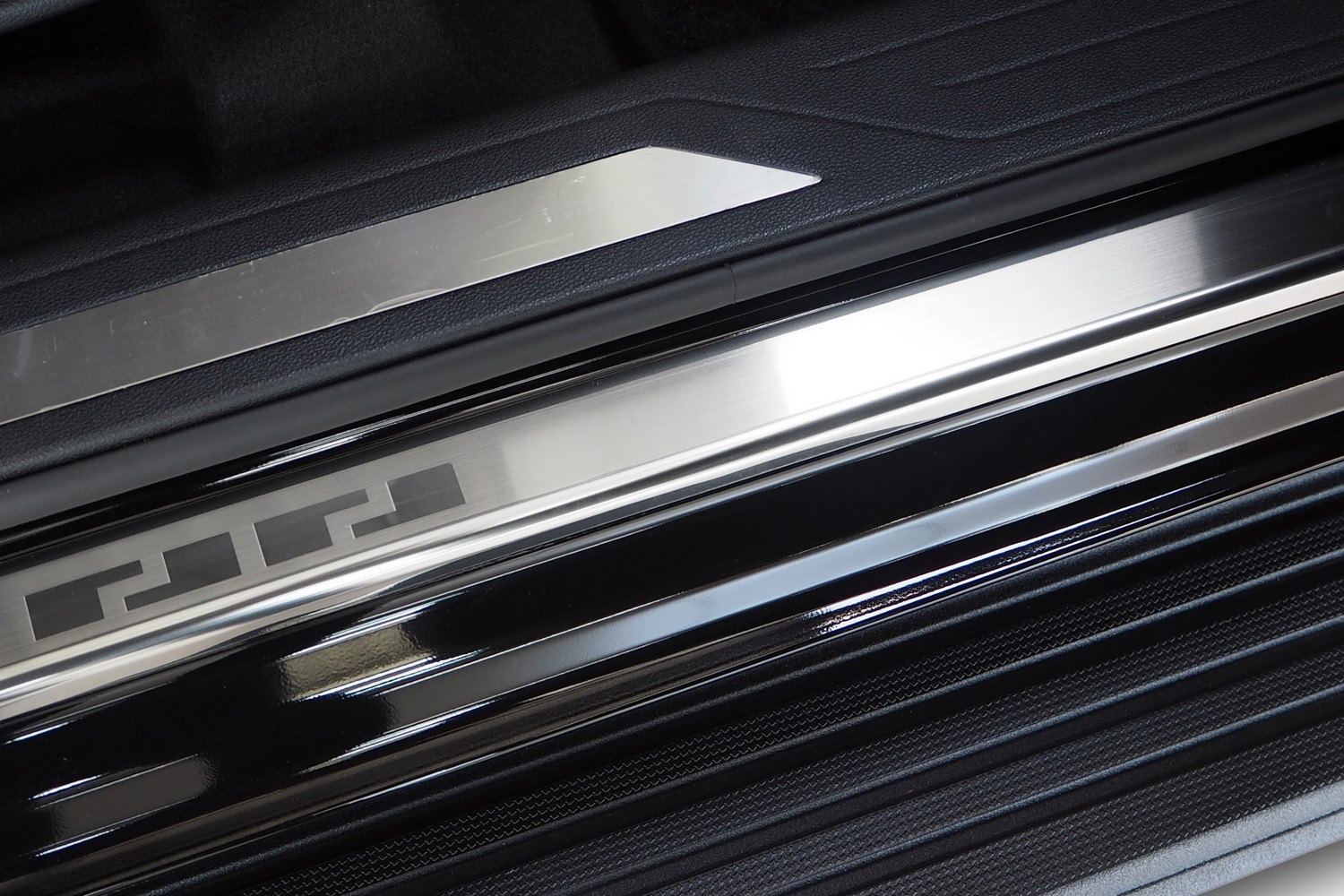 Door sill plates suitable for Maxus T90 2021-present pickup stainless steel brushed