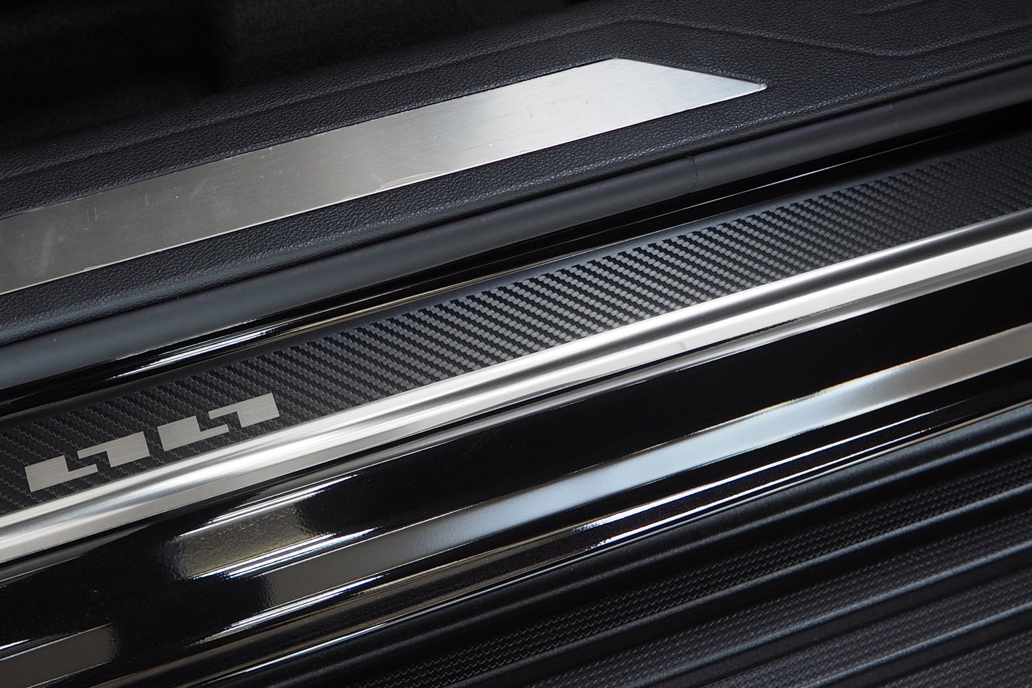 Door sill plates suitable for Maxus T90 2021-present pickup stainless steel - carbon foil