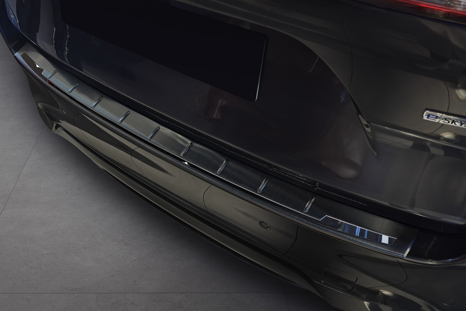 Ladekantenschutz passend für Mazda CX-60 (KH) 2022-heute Edelstahl gebürstet anthrazit - Shadow Premium
