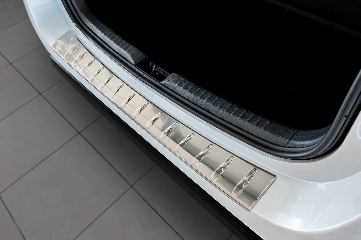 Protection de seuil de coffre Mazda2 Hybrid (XP21) 2022-présent 5 portes bicorps acier inox brossé