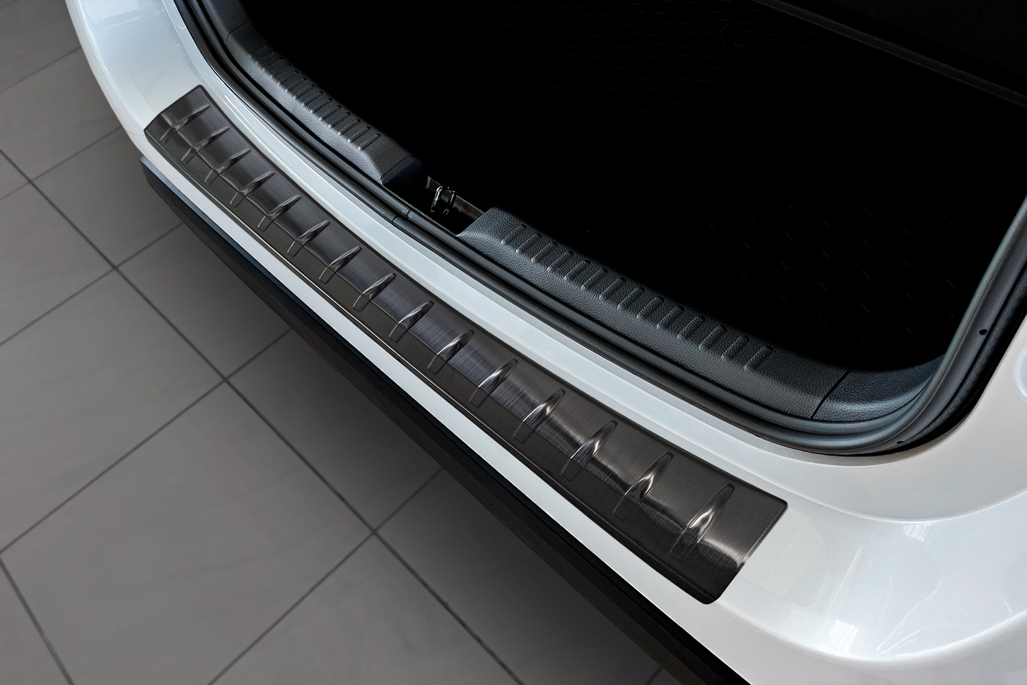Protection de seuil de coffre Mazda2 Hybrid (XP21) 2022-présent 5 portes bicorps acier inox brossé anthracite