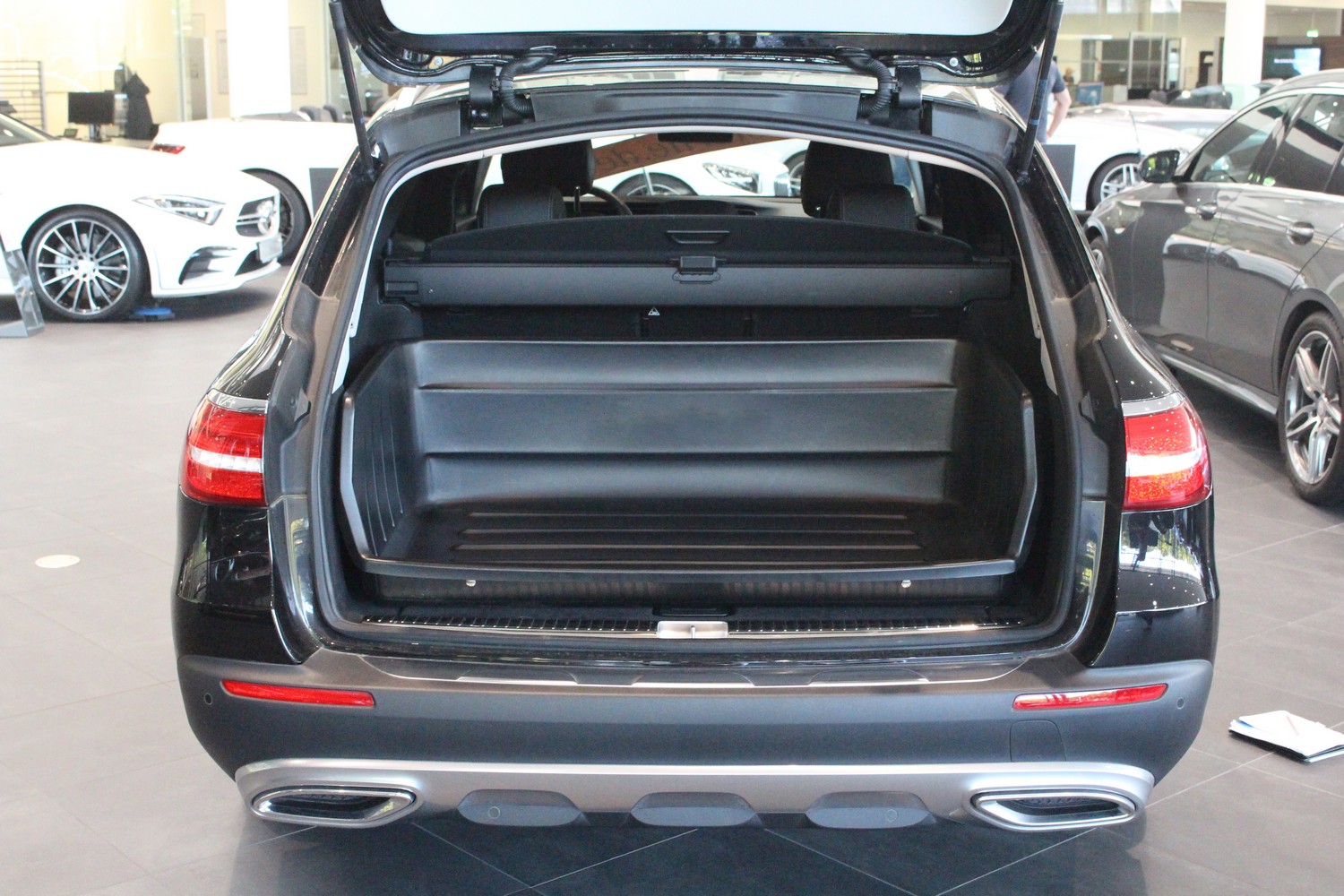 Kofferbakschaal geschikt voor Mercedes-Benz E-Klasse estate (S213) 2016-2023 wagon Boot-Guard 113 x 70 x 33 cm