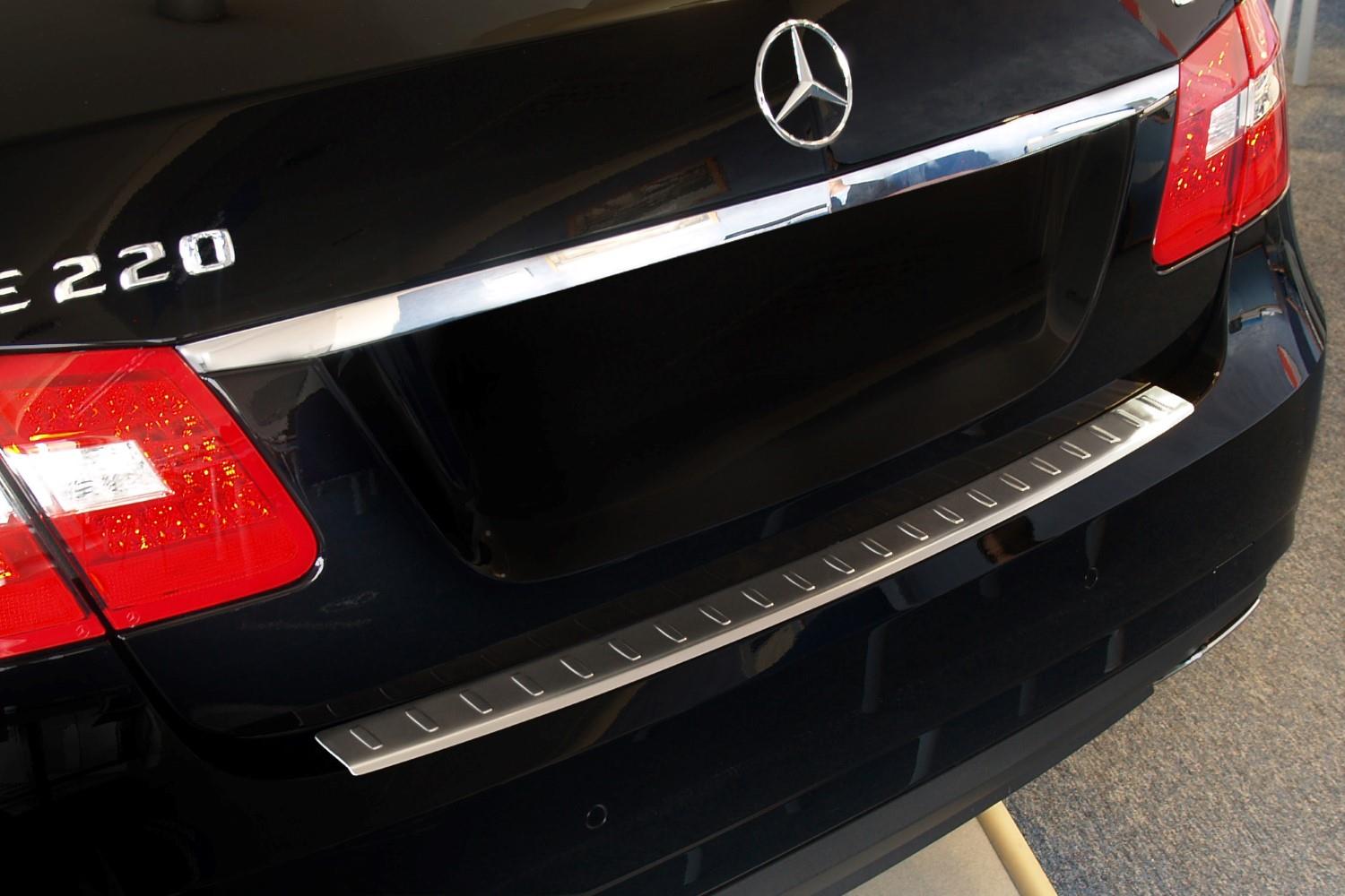 Protection de seuil de coffre convient à Mercedes-Benz Classe E (W212) 2009-2013 4 portes tricorps acier inox brossé