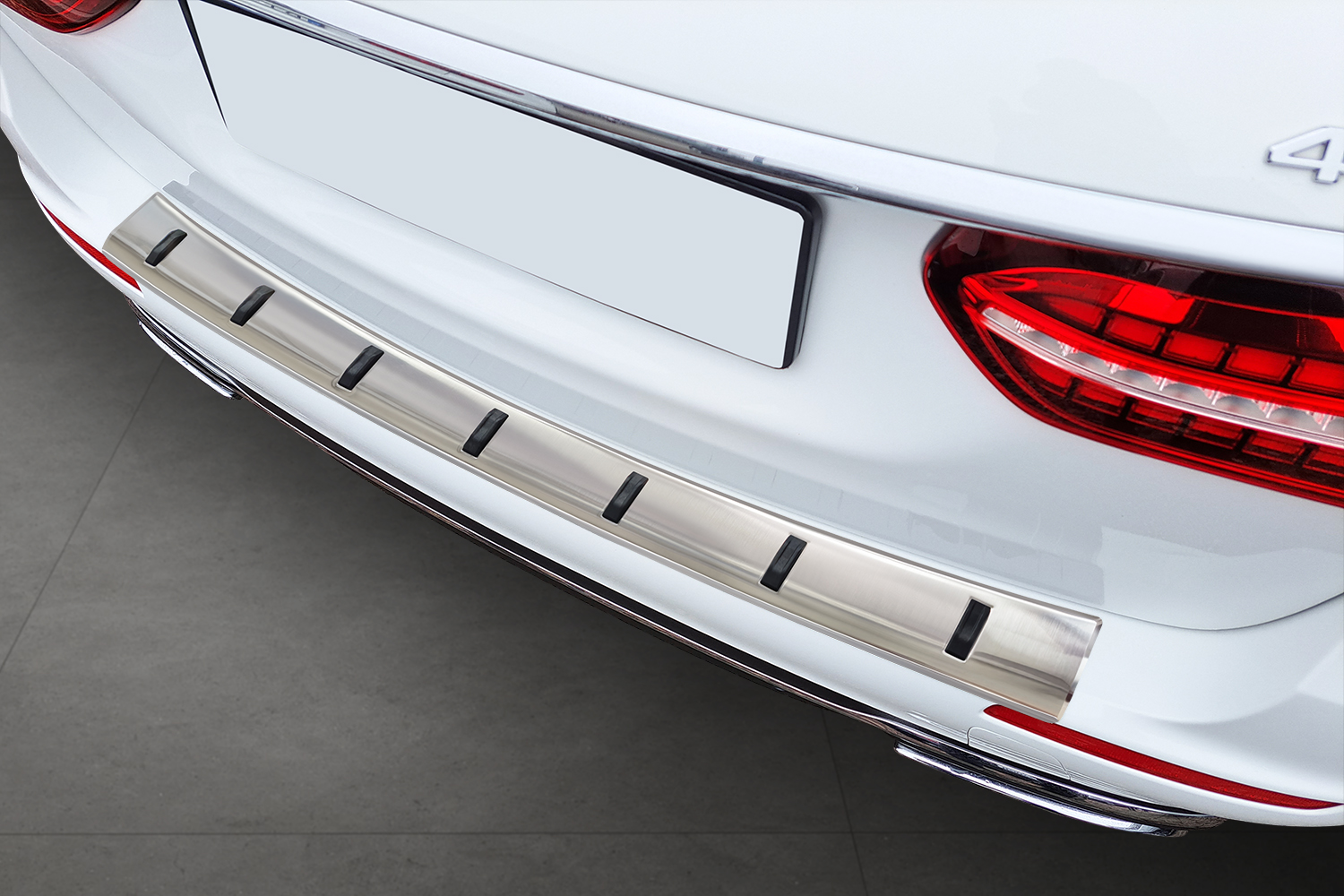 Protection de seuil de coffre convient à Mercedes-Benz Classe E (W213) 2016-2023 4 portes tricorps acier inox brossé - Strong
