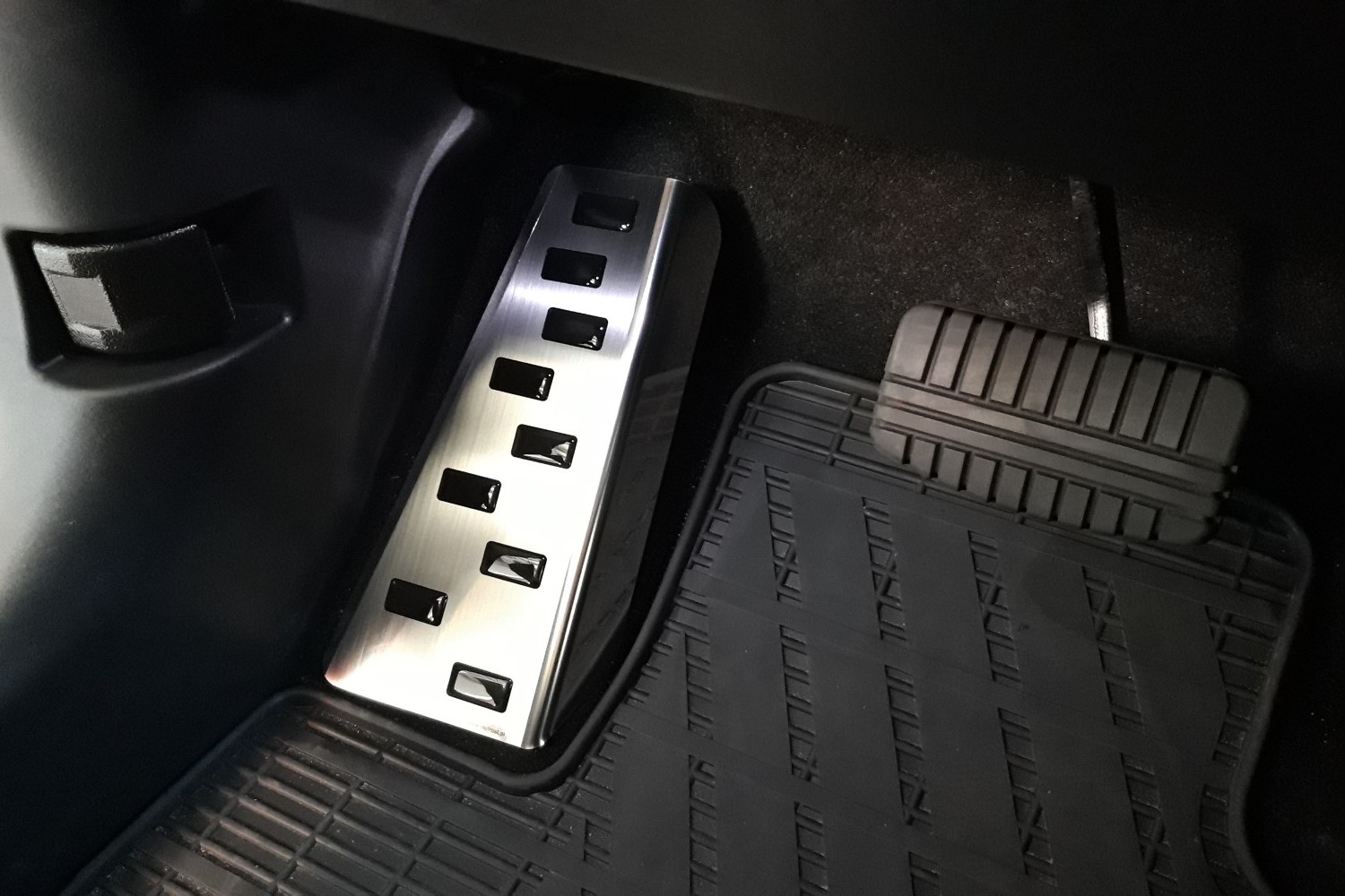 Foot rest trim suitable for Mitsubishi Outlander II 2007-2012 stainless steel brushed